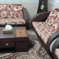 مبل راحتی با میز در تمیز و شیک