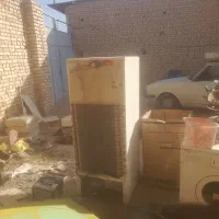 یک یخچال وفریزر