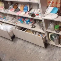 ویترین جلوی مغازه و پیشخوان کشویی