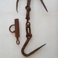 قیچی و قفل قدیمی