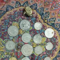 ۳۰عددسکه پهلوی و خارجی و۲عدد مهر قدیمی