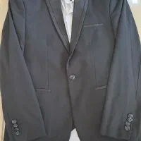 کت و شلوار به همراه جلیقه و پیراهن سفید