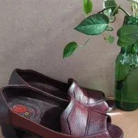 کفش چرم.|کیف، کفش، کمربند|رشت, فلسطین|دیوار