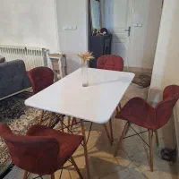 میز نهارخوری چهار نفره بعلت جابه جای بفروش میرسد