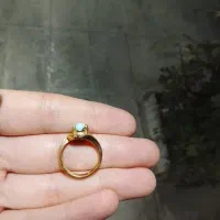 طلا بدل نگین دار با شماره 1 نوشته شده داخلش