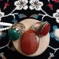 فروش دو انگشتر نقره و پلاک سنگ عقیق برای گردنبند