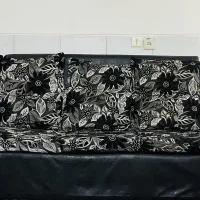 مبل راحتی همراه میز عسلی