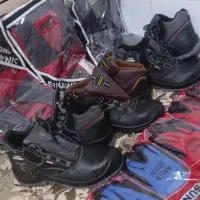 سه دست لباس کار.وسه جفت کفش کار.۶تادستکش کار
