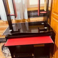 میز کامپیوتر بسیار تمیز