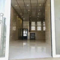 مغازه تجاری بزرگ بر خیابان اصلی