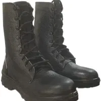 پوتین و لباس سربازی