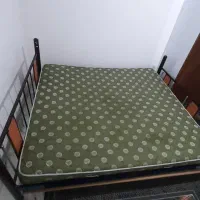 تخت ۲ نفره فلزیهمراه با تشک سالم (فوری)