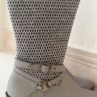 یک جفت چکمه نووچند جفت دمپایی روفرشی نو