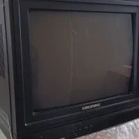 تلویزیون به همراه دستگاه دیجیتال