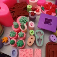 تعدادی قالب شمع سیلیکونی پلاستیکی به فروش میرسد|صنایع دستی و سایر لوازم تزئینی|رشت, لاکانی|دیوار