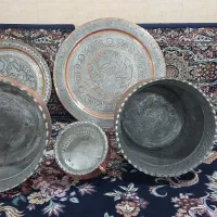 دوعدد کلدون بزرگ  ویک عدد کلدون کوچک  مسی|کلکسیون اشیاء عتیقه|بهارستان, |دیوار