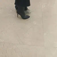 زیبایی پاهای داخل صندل