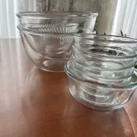 تعدادی ظرف شیشه ای