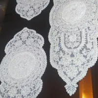 رومیزی کار شده روی دانتل