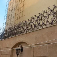 حفاظ روی دیوار