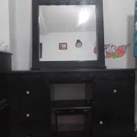 تخت خواب دونفره همراه میز ارایش و پاتختی