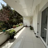 پارک‌وی ولیعصر ۳۱۰ تابلوخور رو به پارکینگ عمومی