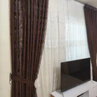 پرده پلیسه سفید با کناره های قهوه ای و زیر پرده ای|پرده، رانر، رومیزی|کرج, کمال‌شهر|دیوار