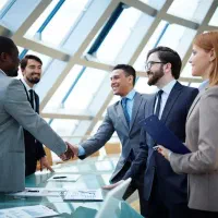 بازاریاب و ویزیتور تولیدی پوشاک زنانه و دخترانه