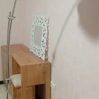 آباژور ایستاده خمیده کنار مبلی