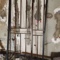 گارد آهنی و درب ورودی چوبی