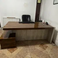 یک عدد میز مدیریتی و میز کامپیوتر سفارشی