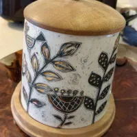 ظرف شکلات  و نیم لیوان چایخوری