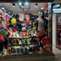 فروشنده فروشگاه ورزشی آرسس اسپرت درپاساژشیخ بهایی