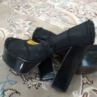 کفش زنانه و شلوار لی دخترونه