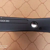 Xbox 360 ، یک دسته ، همراه با شارژر باتری.