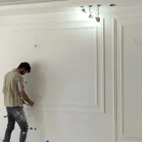 گچ بری قاب رو دیوار و ابزار خورد کاری انجام میشود