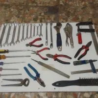 تعدادی آچار و ابزار