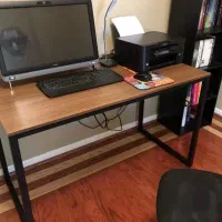 میز تحریر و کامپیوتر ساده