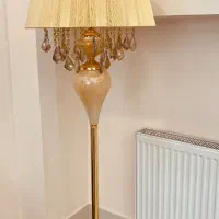 آباژور ایستاده کنار مبلی