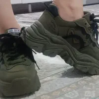 کتونی  خارجی بسیار بسیار زیبا و شیک ،کاملا نو