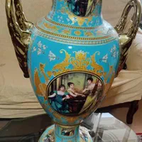 جفت گلدان کنار سالنی سه دختر