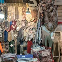 فروشنده لباس بچگانه وروسری