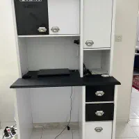 یک ست میز تحریر و کتابخانه با طراحی هماهنگ
