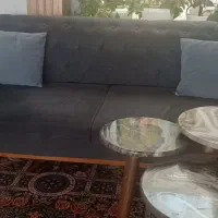 مبل سه نفره جلوی تی وی