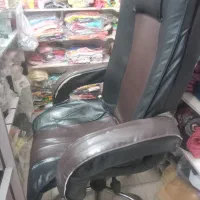 یک عدد صندلی چرخدار و جک دار