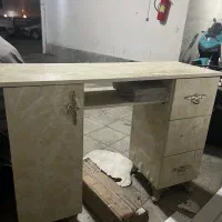 میز تحریر و ناخن