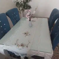 میز و چهار صندلی