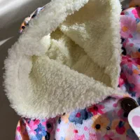 کاپشن|کفش و لباس بچه|صومعه‌سرا, |دیوار