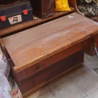 کتابخانه و میز