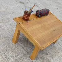میز تحریر نشسته و استفاده با صندلی